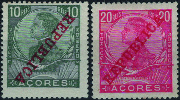 0794.jpg -     Lote:    794            Açores       Descrição:         1911 &mdash; D. Manuel II, com sobrecarga REPUBLICA. Lote com dois selos novos, com goma original e charneira: Mf123, 10 reis verde com s SOBRECARGA INVERTIDA + Mf125, 20 reis carmim com a sobrecarga a VERMELHO em vez de VERDE.         **       Valor Base:     &euro; 20,00     Valor Venda:     &euro;      