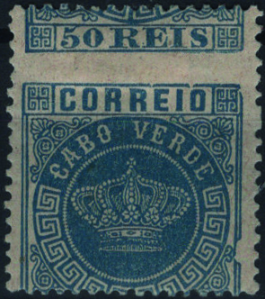 0802.jpg -     Lote:    802            Cabo Verde       Descrição:         1881/85 &mdash; Coroa. Novas cores. Mf14, 50 reis azul, papel liso médio, denteado 13 &frac12;. Exemplar novo, com goma não original, com duas variedades de cliché raras (canto superior direito curto + e fenda significativa no bordo direito da moldura) e com o DENTEADO DESLOCADO. Exemplar com mancha de óxido no verso, sob a goma. MR.         (*)       Valor Base:     &euro; 100,00     Valor Venda:     &euro;      