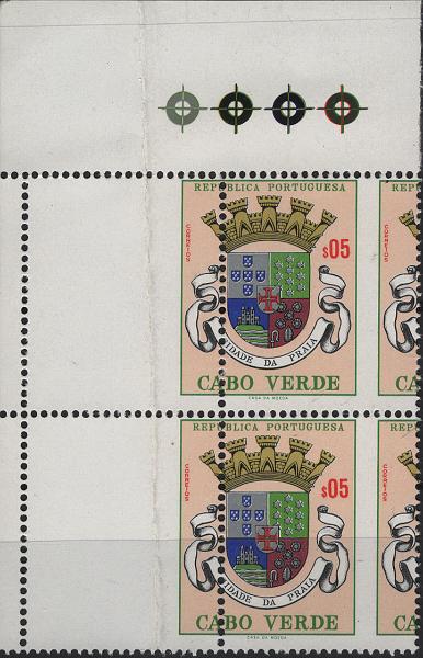 0808.jpg -     Lote:    808            Cabo Verde       Descrição:         1961 &mdash; Escudo de Armas de Cabo Verde * Cidade da Praia. Mf292, $05 policromo. Quadra de selos novos, em canto superior esquerdo de folha, com goma original sem sinal de charneira, com o DENTEADO DESLOCADO. Exemplar com vinco vertical nos dois selos à esquerda. MB e MR.         ***       Valor Base:     &euro; 20,00     Valor Venda:     &euro;      