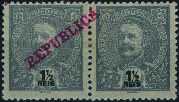0830.jpg -     Lote:    830            Índia       Descrição:         1903 &mdash; D. Carlos I, com sobrecarga REPUBLICA tipografada na Casa da Moeda. MF201, 1 &frac12; reis ardósia. Par horizontal com goma original e sinal de charneira, com a sobrecarga deslocada no primeiro selo e sem a sobrecarga no segundo selo.         **       Valor Base:     &euro; 20,00     Valor Venda:     &euro;      
