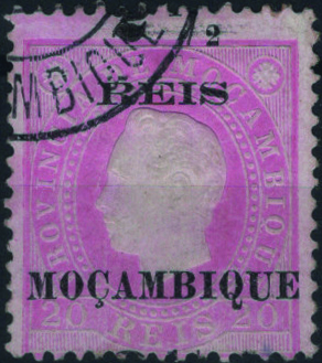 0843.jpg -     Lote:    843            Moçambique       Descrição:         1897 &mdash; D. Luís I. Fita direita, com sobretaxa, tipografada localmente, a preto. MF51, 2 &frac12; reis s/ 20 reis rosa, papel porcelana, denteado 12 Ÿ, sobretaxa tipo (2). Exemplar usado, sem reparações, com um dente curto, com boa cor (sempre desbotada) e relevo, com a SOBRECARGA DESLOCADA, batida a preto autêntica. Certificado de peritagem de J. Miranda da Mota. B e MR.         O       Valor Base:     &euro; 75,00     Valor Venda:     &euro;      