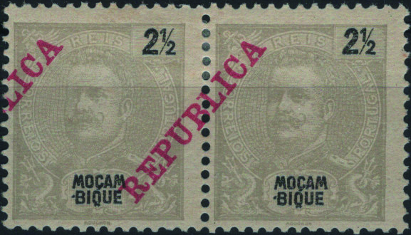 0844.jpg -     Lote:    844            Moçambique       Descrição:         1911 &mdash; D. Carlos I, Mouchon, com sobrecarga REPUBLICA da Casa da Moeda. MF103, 2 &frac12; reis, cinzento-claro, papel pontinhado horizontal, denteado 11 Ÿ. Par horizontal com a sobrecarga DESLOCADA. MB e R.         **       Valor Base:     &euro; 15,00     Valor Venda:     &euro;      