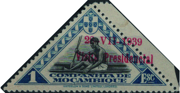 0863.jpg -     Lote:    863            Companhia de Moçambique       Descrição:         1939 &mdash; Motivos locais, com a sobrecarga "Visita Presidencial". MF196, 1E azul e preto. Selo com a impressão DESLOCADA da sobrecarga.         **       Valor Base:     &euro; 15,00     Valor Venda:     &euro;      