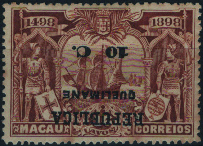 0865.jpg -     Lote:    865            Quelimane       Descrição:         1913 &mdash; 4.º Centenário da Descoberta do Caminho Marítimo para a Índia, sobrecarga e sobretaxa sobre selos de Macau. Mf15a, 10c s/ 16 avos castanho amarelo. Exemplar com goma original e charneira, e ligeiros pontos de óxido, com a SOBRETAXA INVERTIDA. Valor de catálogo &euro; 100.00.         **       Valor Base:     &euro; 20,00     Valor Venda:     &euro;      