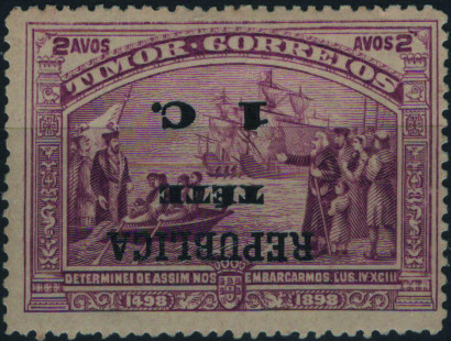 0866.jpg -     Lote:    866            Tete       Descrição:         1913 &mdash; 4.º Centenário da Descoberta do Caminho Marítimo para a Índia, sobrecarga e sobretaxa sobre selos de Timor. Mf19a, 1c s/ 2 avos violeta. Exemplar com goma original e charneira, sem defeitos nem reparações com a SOBRETAXA INVERTIDA. Valor de catálogo &euro; 100.00.         **       Valor Base:     &euro; 25,00     Valor Venda:     &euro;      