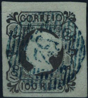 0885.jpg -     Lote:    885            Portugal        Descrição:         1853 &mdash; D. Maria II. Mf4, 100 reis lilás malva, com margens normais a luixo, bem centrado. Exemplar sem reparações com pequeno corte na margem esquerda fora do quadro de impressão, com a cor algo alterada e bom relevo. Cerificado de peitagem de J. Miranda da Mota. Valor de catálogo &euro; 3.500,00.         O       Valor Base:     &euro; 350,00     Valor Venda:     &euro;      