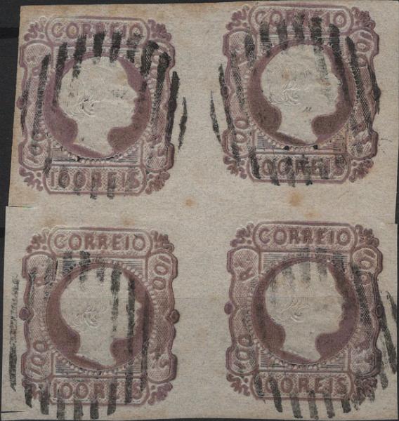 0890.jpg -     Lote:    890            Portugal        Descrição:         1855/56 &mdash; D. Pedro V. Cabelos lisos. MF9, 100 reis lilás malva, papel liso fino. Quadra com margens curtas a boas, com alguns pontos de óxido e duas pequenas perfurações num dos selos.          O       Valor Base:     &euro; 120,00     Valor Venda:     &euro;      