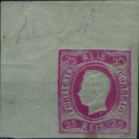 0904.jpg -     Lote:    904            Portugal        Descrição:         1866/67 &mdash; D. Luís I, fita curva, não denteados. MF22, 25 reis carmim, cunho II. Exemplar canto superior esquerdo de folha. Exemplar sem reparações com um ponto transparente no verso e duas leves manchas de óxido. Certificado de peritagem de Leilões P. Dias, Lda. Valor de catálogo &euro; 420,00.         **       Valor Base:     &euro; 40,00     Valor Venda:     &euro;      