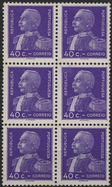 1014.jpg -     Lote:    1014            Portugal        Descrição:         1934 &mdash; General Carmona. MF560, 40c violeta, papel porcelana. Bloco com 6 selos (2x3). Valor de catálogo &euro; 360,00.         ***       Valor Base:     &euro; 36,00     Valor Venda:     &euro;      