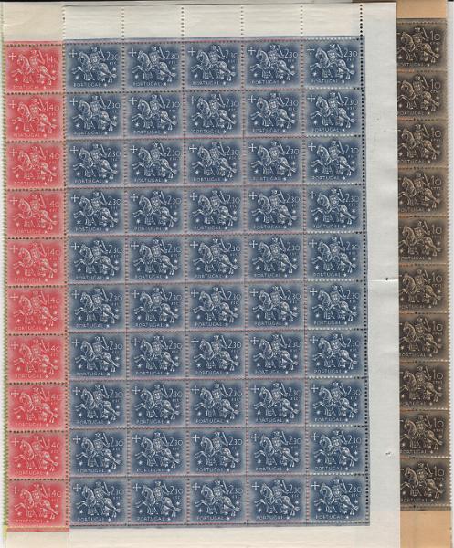 1028.jpg -     Lote:    1028            Portugal        Descrição:         1953 &mdash; Cavaleiro Medieval. Lote composto por 7 meias folhas com 50 selos cada dos valores de 5c, 10c, 20c, 30c, 90c, 1$40 e 2$30 + folha com 100 selo de 20c + envelope com vários selos isolados de diversas taxas. Mf 762/765, 767, 769, 772 e 818. Valor de catálogo superior a &euro; 6.200,00. Lote a ver.         ***       Valor Base:     &euro; 200,00     Valor Venda:     &euro;      