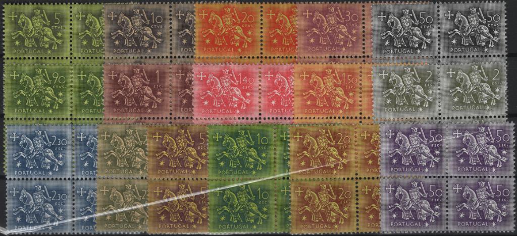 1029.jpg -     Lote:    1029            Portugal        Descrição:         1953/55 &mdash; Cavaleiro Medieval. MF 763/777 + MF818. As duas séries completas em quadras. Valor de catálogo &euro; 832,00.         ***       Valor Base:     &euro; 75,00     Valor Venda:     &euro;      