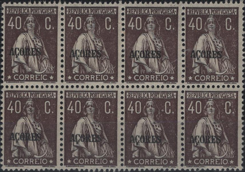 1112.jpg -     Lote:    1112            Açores       Descrição:         1924/28 &mdash; Ceres. Mf205, 40C chocolate escuro. Selos do Continente com sobrecarga AÇORES. Bloco com 8 selos, um deles com variedade CORREIC. Valor de catálogo &euro; 160,80.         ***       Valor Base:     &euro; 16,00     Valor Venda:     &euro;      