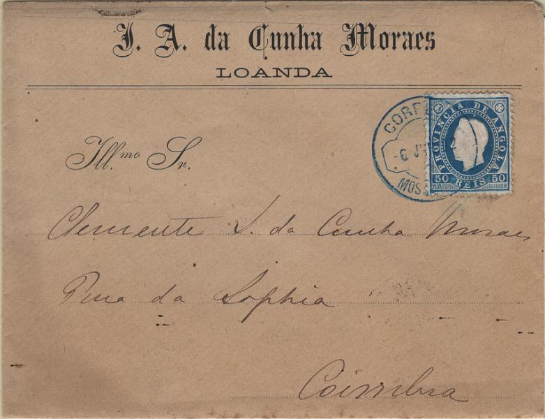 1153.jpg -     Lote:    1153            Angola       Descrição:         1886 &mdash; D. Luís I. Fita direita. MF20, 50 reis azul, papel porcelana, denteado 12 Ÿ, em sobrescrito circulado de Mossâmedes (06.06.92) para Coimbra (10.06.92 &mdash; erro de datador, pois deveria ser 10.07.92), com trânsito por Lisboa (09.07.92). Porte simples de 50 reis para cartas remetidas de Angola para Portugal com um peso até 15g. Exemplar sem defeitos nem reparações, transportado pelo Paquete Portugal, obliterado a azul (R). Certificado de peritagem de J. Miranda da Mota.         Carta       Valor Base:     &euro; 100,00     Valor Venda:     &euro;      