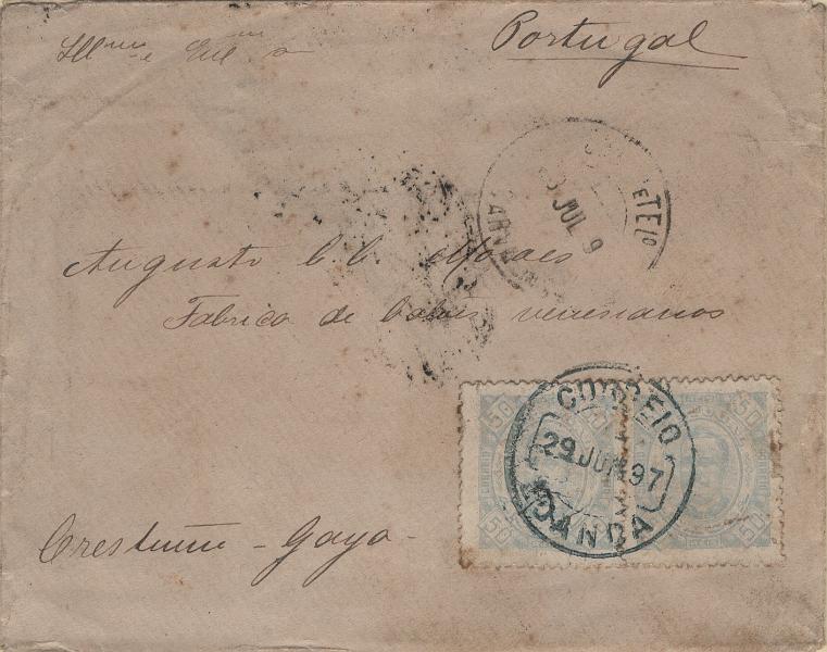 1158.jpg -     Lote:    1158            Angola       Descrição:         1893/94 &mdash; D. Carlos I, tipo Diogo Neto. MF30, 50 reis azul claro, papel porcelana, denteado 12 Ÿ. Dois selos em sobrescrito circulado de Luanda (29.06.97) para Crestuma, com trânsito por Lisboa (22.07.97), Vila Nova de Gaia (23.07.97) e Carvalhos (23.07.97) para pagar o 2.º porte para cartas remetidas para Portugal com o peso entre 16 e 30g. Exemplar sem reparações, com ligeira mancha num dos selos, transportado pelo Paquete LOANDA. B e R.         Carta       Valor Base:     &euro; 120,00     Valor Venda:     &euro;      