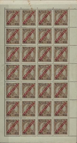 1201.jpg -     Lote:    1201            Angola       Descrição:         1919 &mdash; D. Manuel, com sobrecarga REPUBLICA da Casa da Moeda e sobretaxa tipografada localmente. Mf191, 2 &frac12; c s/ 75 reis. Folha completa com 28 selos, com aderências de papel no verso, com 3 selos com "traço de fração curto", quatro selos com "traço de fração partido &mdash; não catalogado" e um selo com "C" com fenda não catalogado.         *       Valor Base:     &euro; 45,00     Valor Venda:     &euro;      