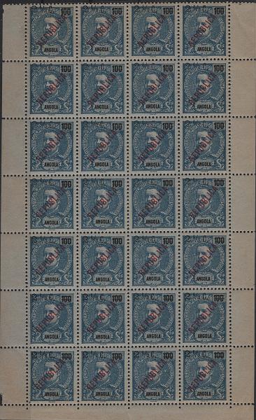 1203.jpg -     Lote:    1203            Angola       Descrição:         1919 &mdash; D. Carlos I Mouchon, com sobrecarga REPUBLICA e sobretaxa tipografadas localmente. Mf193, 2 &frac12; c s/ 100 reis azul. Folha completa com 28 selos, com goma original sem sinal de charneira, sem defeitos nem reparações, com 2 selos com "traço de fração curto" e um selo com "traço de fração partido" e 20.º selo com letra "A" de "REPUBLICA" subido. Valor de catálogo &euro; 337,00. .        ***       Valor Base:     &euro; 60,00     Valor Venda:     &euro;      