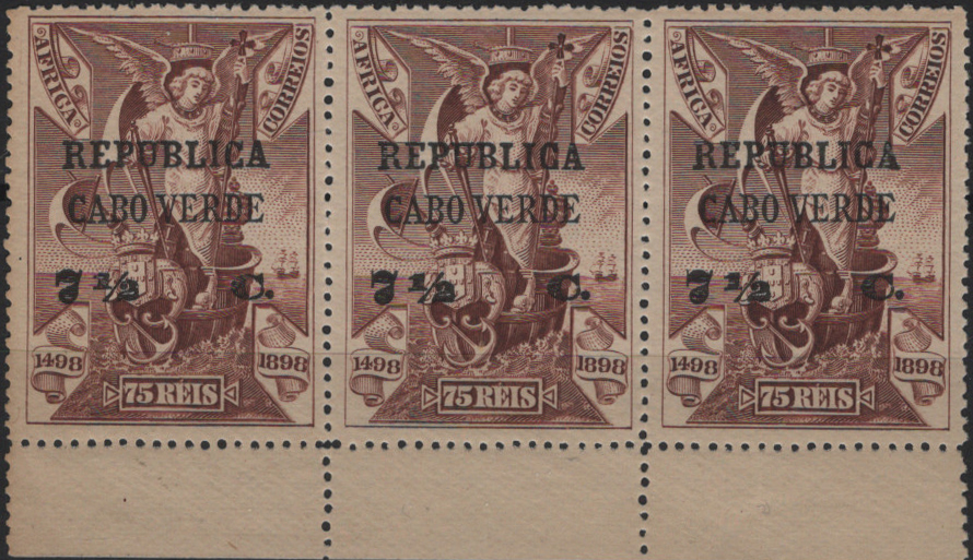 1272.jpg -     Lote:    1272            Cabo Verde       Descrição:         1913 &mdash; 4.º Centenário da Descoberta do Caminho Marítimo para a Índia, sobrecarga e sobretaxa sobre selos de África. Mf118 7 &frac12; s/ 75 reis castanho. Tira horizontal de 3 selos em bordo de folha. Exemplar com goma original sem defeitos nem reparações. Valor de catálogo &euro; 75.00.         ***       Valor Base:     &euro; 25,00     Valor Venda:     &euro;      