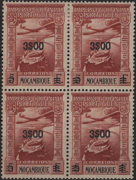 1537.jpg -     Lote:    1537            Moçambique       Descrição:         1946 &mdash; Correio Aéreo. Império Colonial Português com sobretaxa. Mf CA10, 3$00 s/ 5E castanho vermelho. Quadra com goma original com charneira nos selos superiores e sem charneira nos selos inferiores. Valor de catálogo &euro; 120,00.         ***/**       Valor Base:     &euro; 25,00     Valor Venda:     &euro;      