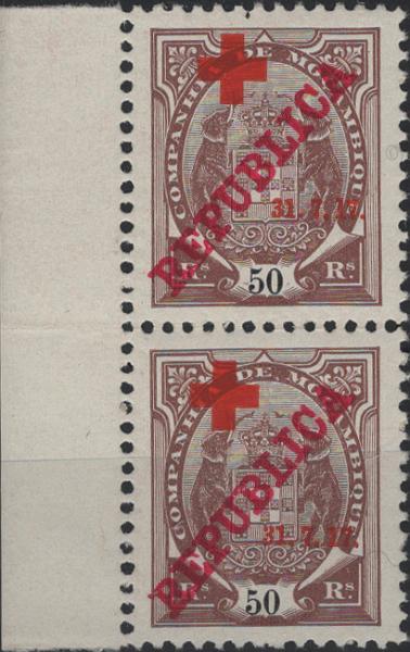 1602.jpg -     Lote:    1602            Companhia de Moçambique       Descrição:         Elefantes, com REPUBLICA da Casa da Moeda e sobrecarga Cruz Vermelha. Mf110, 50 reis, castanho. Par vertical bordo esquerdo de folha, com 1.º selo "1" de "17" maior e segundo selo com "5" com bandeira curta. Selos com boa cor, sem defeitos ou reparações. Certificado de peritagem de J. Miranda da Mota. Valor de catálogo &euro; 340,00. Ex-Hernâni Viegas         ***       Valor Base:     &euro; 50,00     Valor Venda:     &euro;      