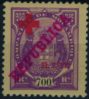 1605.jpg -     Lote:    1605            Companhia de Moçambique       Descrição:         1917 &mdash; Elefantes, com sobrecarga Cruz Vermelha. Mf113b, 700 reis violeta s/ amarelo, papel porcelana, denteado 11 Ÿ. Exemplar assinado no verso, com goma original sem charneira, sem defeitos nem reparações, com a variedade "1" maior em "31". Valor de catálogo &euro; 500,00.         ***       Valor Base:     &euro; 100,00     Valor Venda:     &euro;      