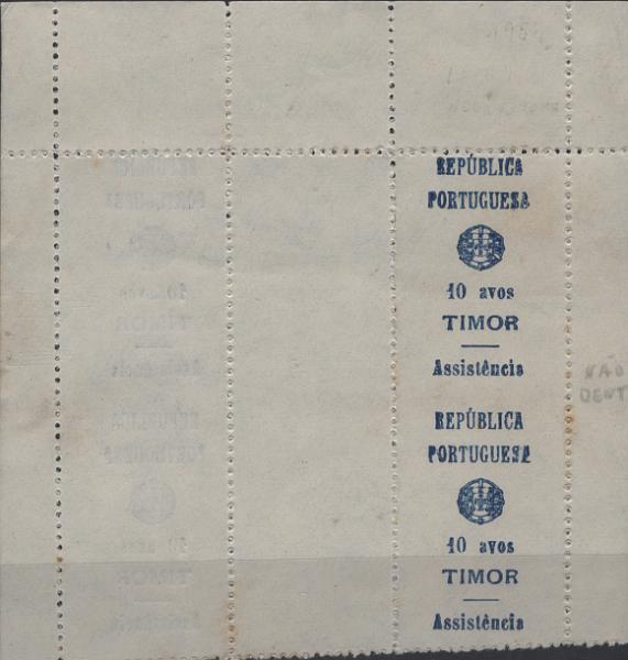 1699.jpg -     Lote:    1699            Timor       Descrição:         1960/67 &mdash; Imposto postal * ASSISTÊNCIA. MF IP11, 10 avos azul, papel liso, branco, denteado 11 Ÿ. Dois pares verticais em oposição frente e verso, da mesma folha não coincidentes. Um dos pares verticais com falhas na perfuração vertical e NÃO DENTEADOS entre os selos. Exemplar com boa cor, sem defeitos nem reparações. B e R.          *       Valor Base:     &euro; 25,00     Valor Venda:     &euro;      
