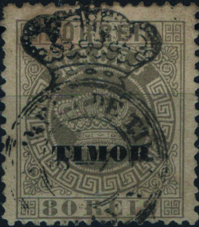 1892.jpg -     Lote:    1892            Timor       Descrição:         Carimbos circulares com coroa real, sem datador. 1886 &mdash; Tipo Coroa. Selos de Macau, com sobrecarga "TIMOR". Mf7, 80 reis cinzento, denteado 12 Ÿ. Exemplar com carimbo batido a preto "CORREIO DE TIMOR / DILLY", sem defeitos nem reparações. MB e MR.         O       Valor Base:     &euro; 25,00     Valor Venda:     &euro;      