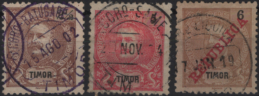 1894.jpg -     Lote:    1894            Timor       Descrição:         Carimbos circulares datados. Lote com 3 selos das emissões de D. Carlos I Mouchon de 2 &frac12; avos, 5 avos e 6 avos obliterados com carimbos de "BATUGADE" a violeta, "SAME" e "LIQUIÇA" ambos a preto. B e R.         O       Valor Base:     &euro; 15,00     Valor Venda:     &euro;      