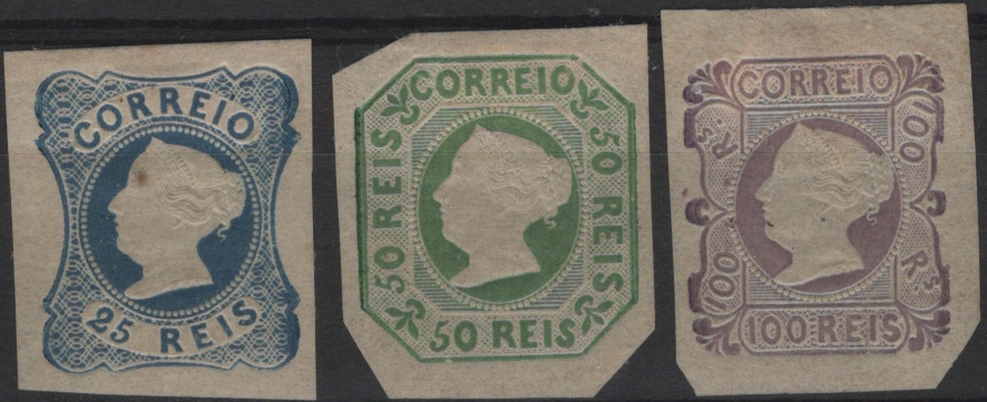 1923.jpg -     Lote:    1923            Portugal       Descrição:         Reimpressões de 1863 * 1853 &mdash; D. Maria II. Lote com três reimpressões de 25, 50 e 100 reis, com margens normais a largas, com goma original e charneira. Valor de catálogo &euro; 1.120,00.         R**       Valor Base:     &euro; 100,00     Valor Venda:     &euro;      
