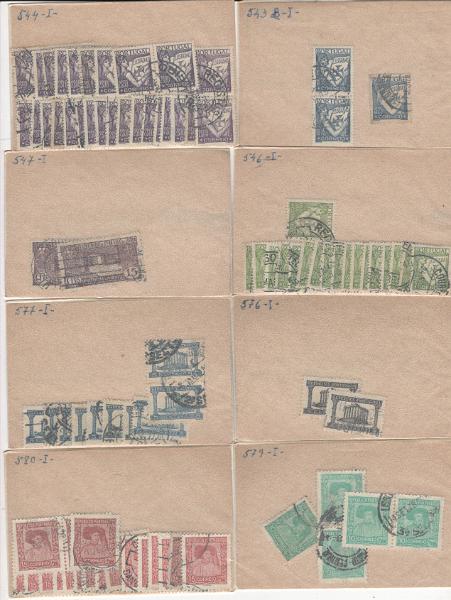 2032.jpg -     Lote:    2032                   Descrição:         Portugal &mdash; Lote com selos usados desde 1876 a 1990 ordenados em envelopes de papel celofane, em 11 caixas pequenas, com cerca de 40.000 selos de séries definitivas e 37.000 selos comemorativos. Excelente para pacotaria. Lote a ver.         Lote       Valor Base:     &euro; 200,00     Valor Venda:     &euro;      
