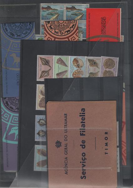 2082.jpg -     Lote:    2082                   Descrição:         Ex-Colónias Portuguesas &mdash; Remanescente de coleção das ex-Colónias, incluindo Ilhas, em classificadores usados, incluindo séries completas novas sem charneira, cadernetas de Macau, 65 sobrescritos comemorativos, etc. Lote a ver.         Lote       Valor Base:     &euro; 100,00     Valor Venda:     &euro;      