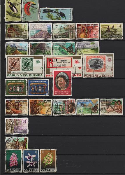 3106.jpg -     Lote:    3106      Lotes pelo Correio             Descrição:         Papuásia, Nova Guiné e Papua/Nova Guiné &mdash; Classificador com selos novos e usados da Papuásia desde 1908 a 1937 + Nova Guiné de 1925/1937 + Papua/Nova Guiné de 1952 a 2001 (completo de 1952 a 1959). Valor de catálogo Yvert +/- &euro; 950,00.         Lote       Valor Base:     &euro; 50,00     Valor Venda:     &euro;      